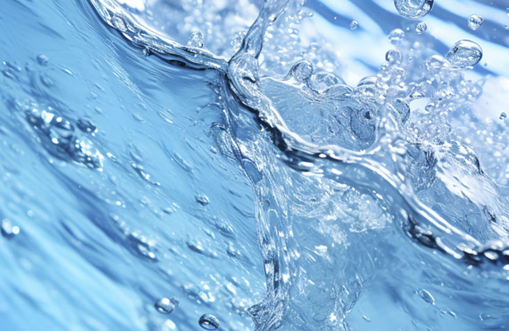 blick auf klares wasser mit spritzeffekt